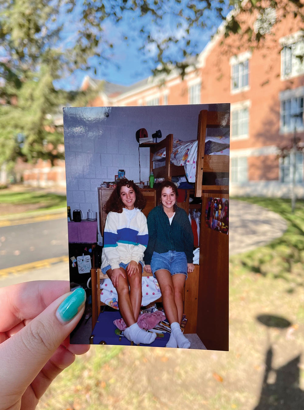Photograph of Young and twin sister Tracy Hendricks ’96 Martin in a dorm room